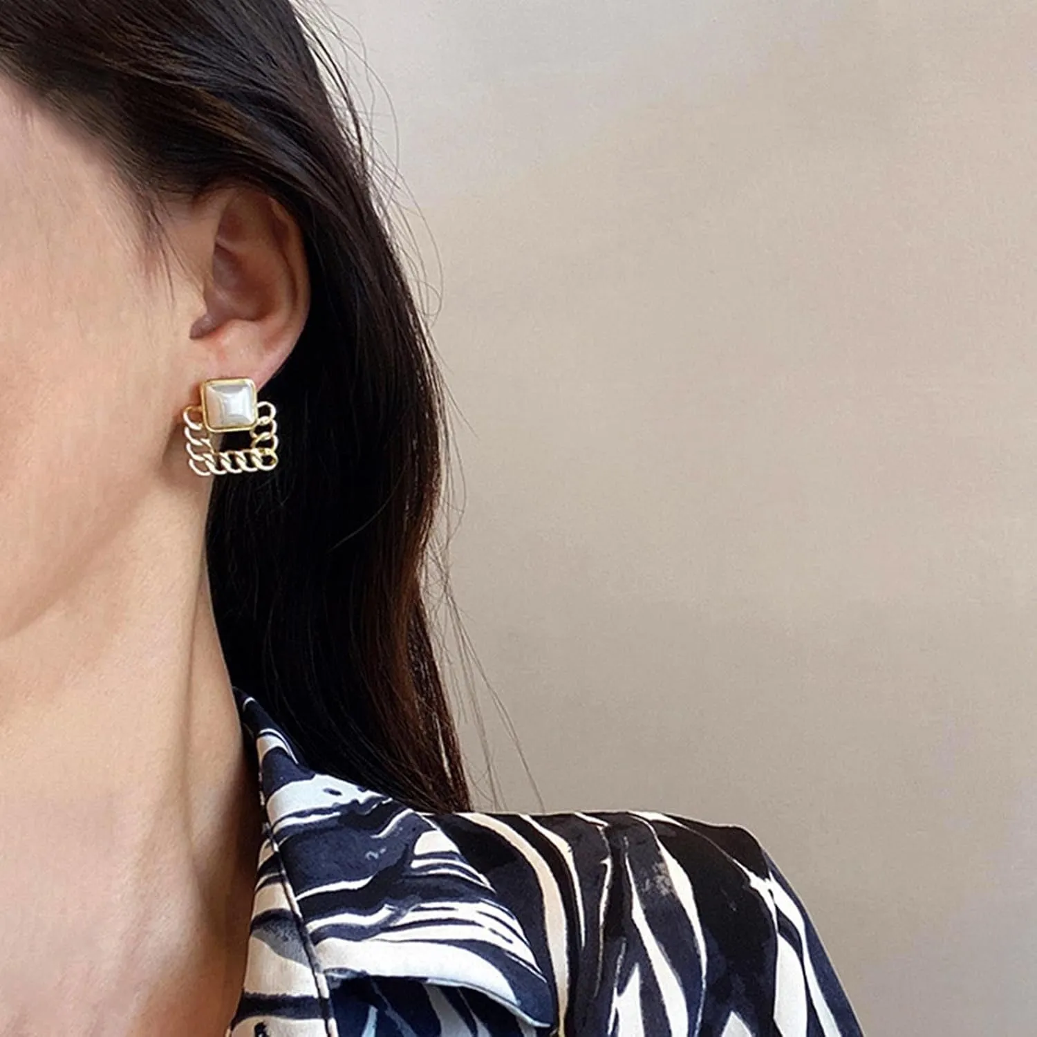 W WEILIRIAN Boho Square Pearl Earrings for Girls Vintage Pearl Stud Earrings Hollow Square Earrings Gold Pearl Bead Earrings Wedding Pearl Earrings Jewelry for Women Gifts (Square)