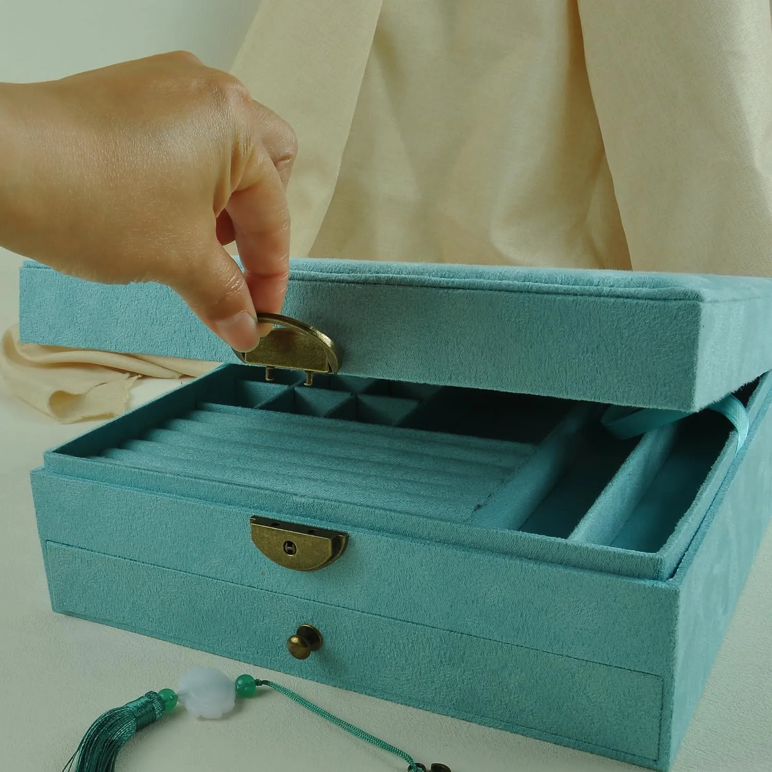 Women Jewelry Box Lockable 3 Layers Large Jewelry Organizer Storage Case for Earrings Necklaces Rings Bracelets,Green Display Jewel Holder (Light Green)